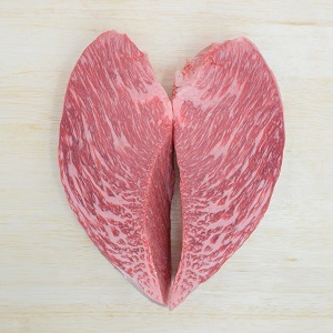 ハート型に並べた牛ロース肉