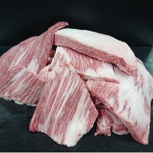 ハート型に並べた牛ロース肉