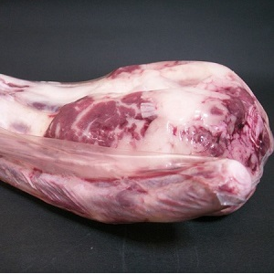 牛テールの原木を真空した