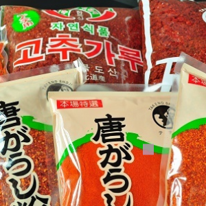 赤い色の韓国産唐辛子